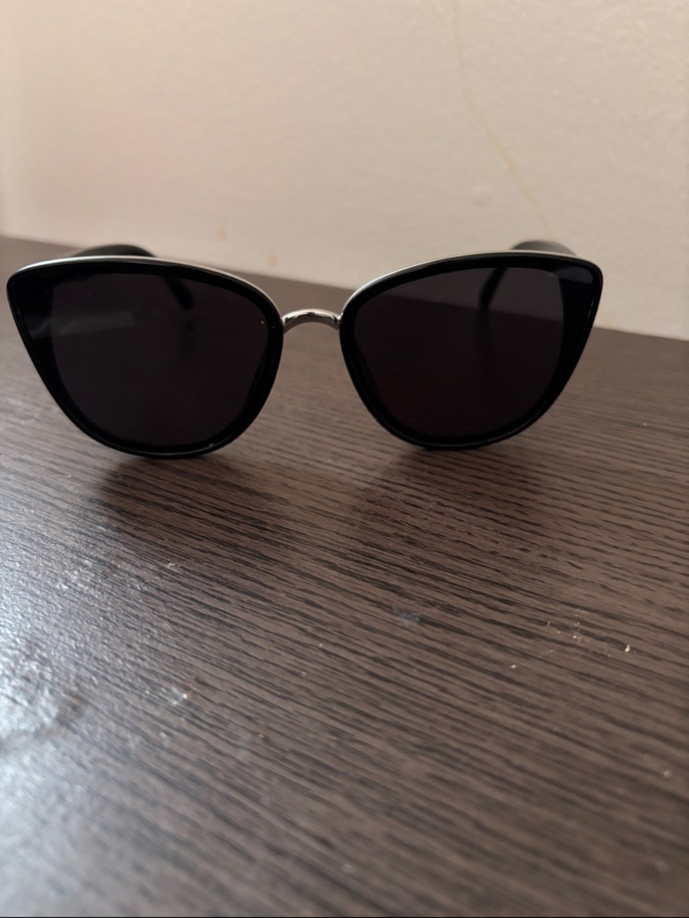 Black Cat-Eye Women's Sunglasses - Sleek UV Protection